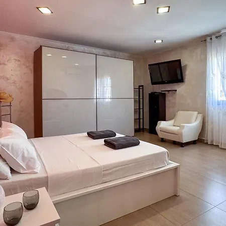 Apartment Kira House